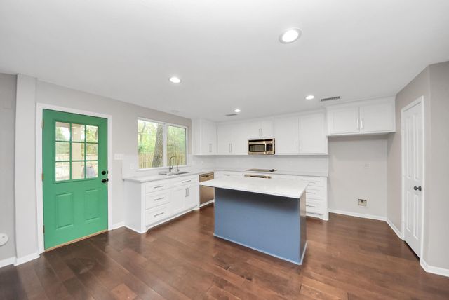 34 E Gaslight Place, The Woodlands, TX 77382