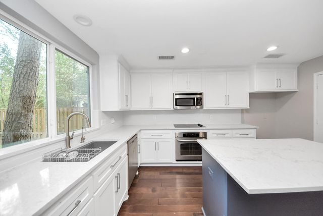 34 E Gaslight Place, The Woodlands, TX 77382