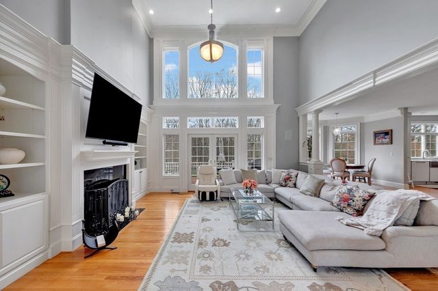 4 Nipmuc Ln, Southborough, MA 01772