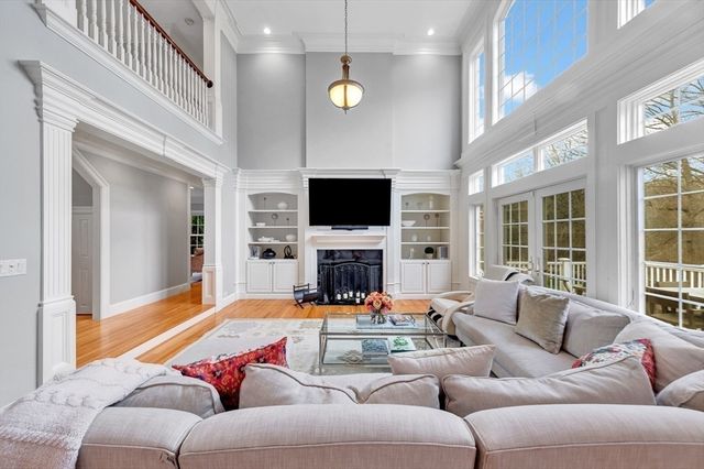 4 Nipmuc Ln, Southborough, MA 01772