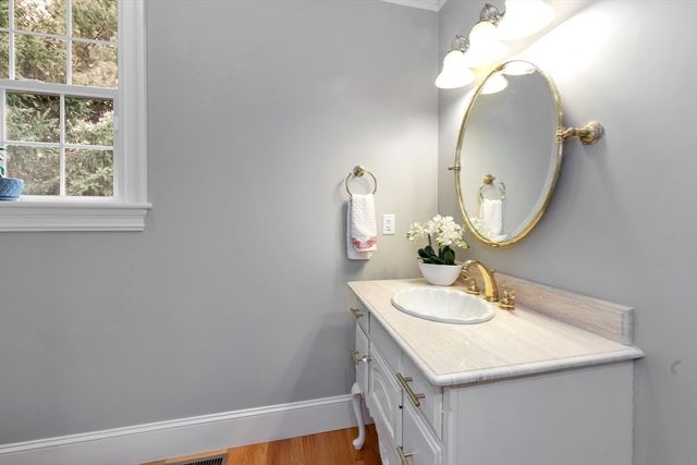 4 Nipmuc Ln, Southborough, MA 01772