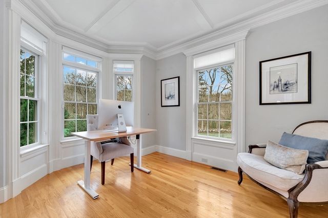 4 Nipmuc Ln, Southborough, MA 01772