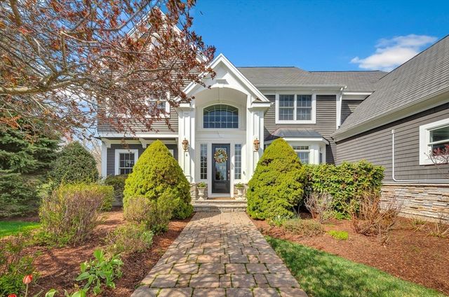 4 Nipmuc Ln, Southborough, MA 01772