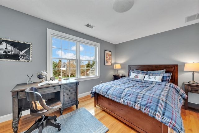 4 Nipmuc Ln, Southborough, MA 01772