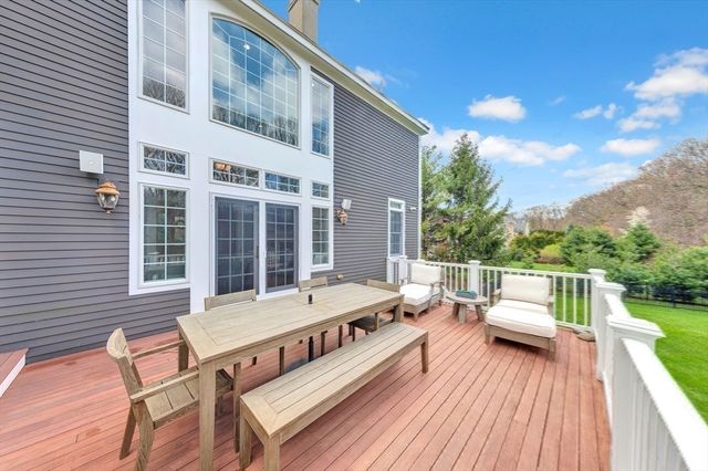 4 Nipmuc Ln, Southborough, MA 01772