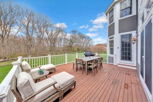 4 Nipmuc Ln, Southborough, MA 01772
