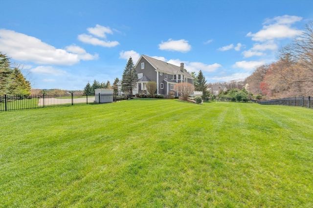 4 Nipmuc Ln, Southborough, MA 01772
