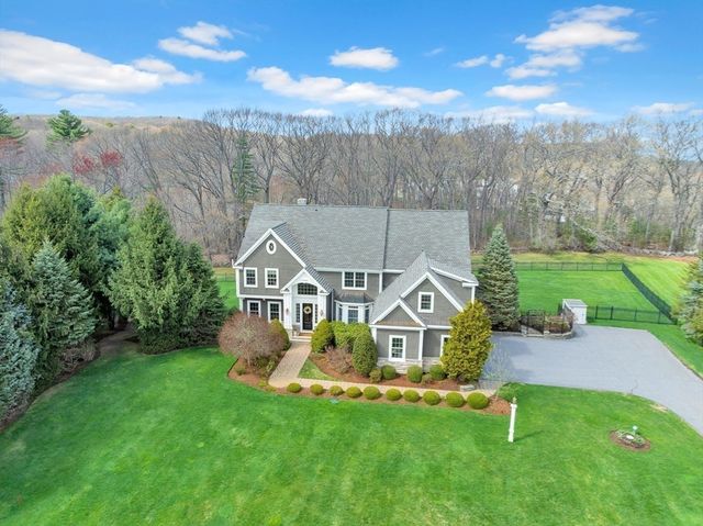 4 Nipmuc Ln, Southborough, MA 01772