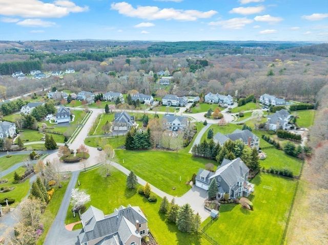 4 Nipmuc Ln, Southborough, MA 01772