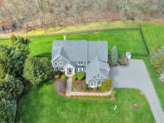 4 Nipmuc Ln, Southborough, MA 01772