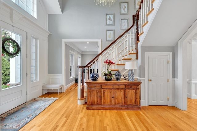 4 Nipmuc Ln, Southborough, MA 01772