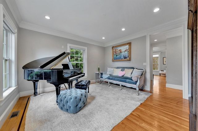 4 Nipmuc Ln, Southborough, MA 01772