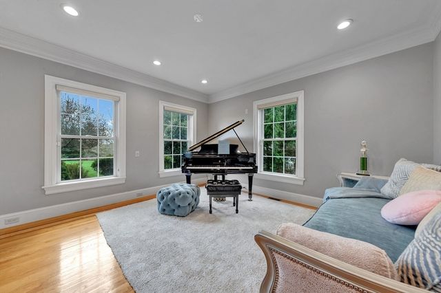 4 Nipmuc Ln, Southborough, MA 01772