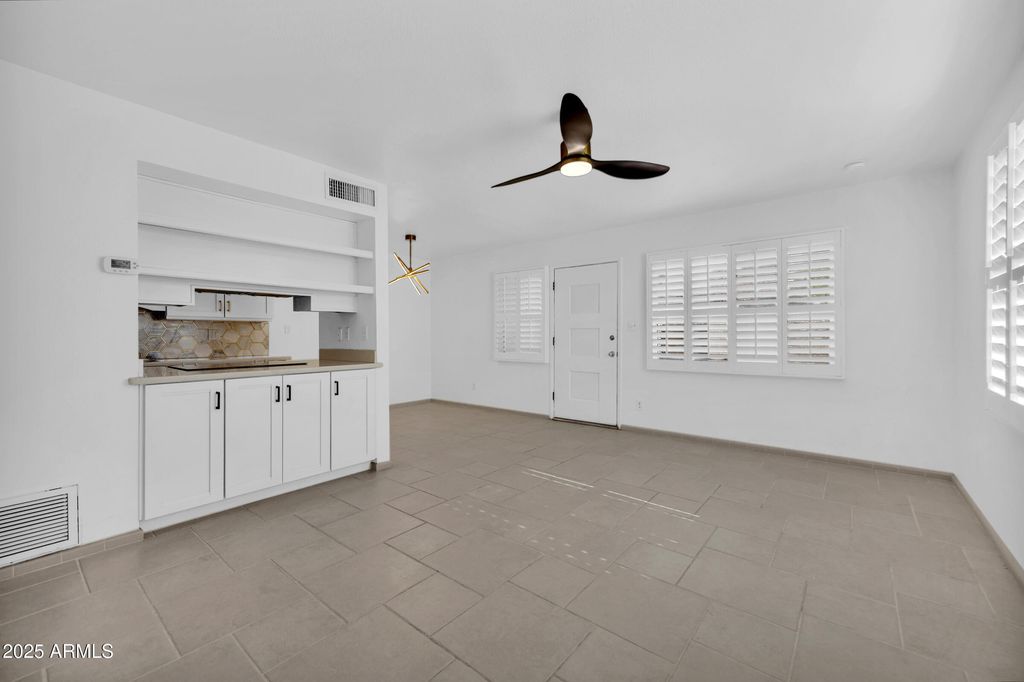 Image 10 of property listing at 8017 E GLENROSA Avenue, Scottsdale, AZ 85251