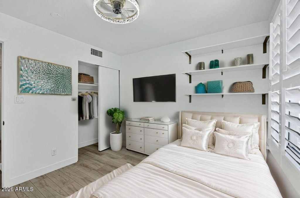 Image 12 of property listing at 8017 E GLENROSA Avenue, Scottsdale, AZ 85251
