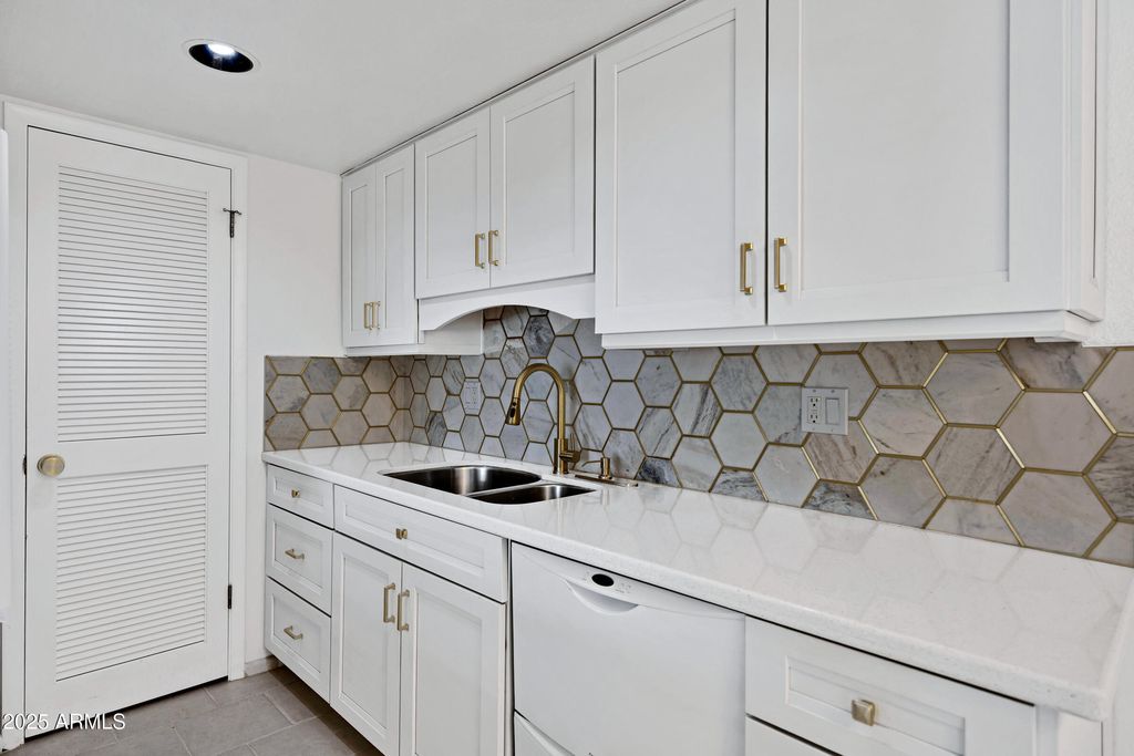 Image 5 of property listing at 8017 E GLENROSA Avenue, Scottsdale, AZ 85251