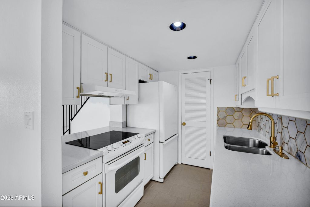 Image 6 of property listing at 8017 E GLENROSA Avenue, Scottsdale, AZ 85251