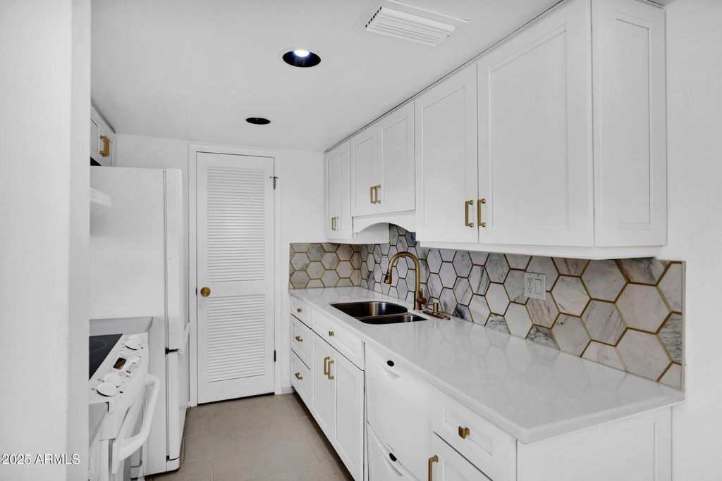 Image 7 of property listing at 8017 E GLENROSA Avenue, Scottsdale, AZ 85251
