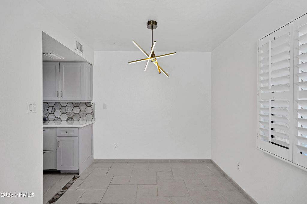 Image 8 of property listing at 8017 E GLENROSA Avenue, Scottsdale, AZ 85251