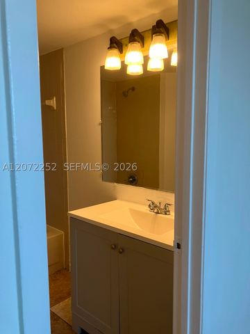 213 Lake Pointe Dr 112, Oakland Park, FL 33309