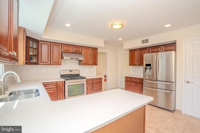 14 DOV PLACE, Kendall Park, NJ 08824