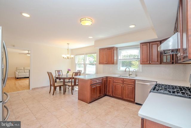 14 DOV PLACE, Kendall Park, NJ 08824