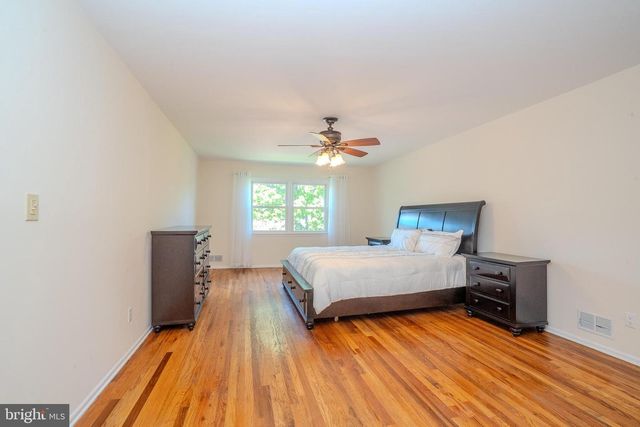 14 DOV PLACE, Kendall Park, NJ 08824