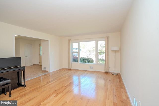 14 DOV PLACE, Kendall Park, NJ 08824