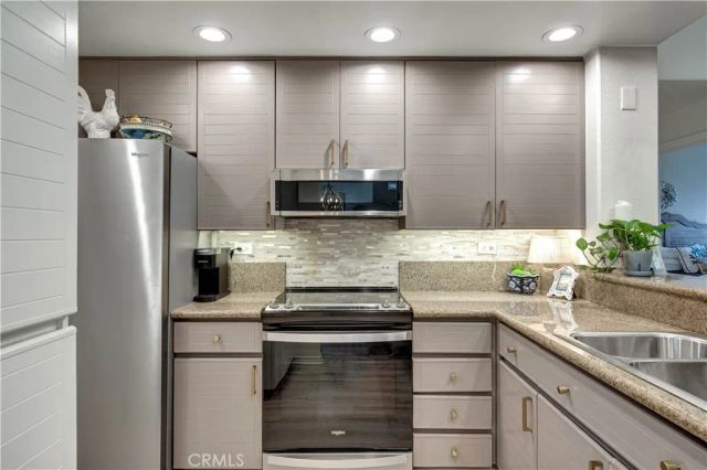 2253 Martin 420, Irvine, CA 92612