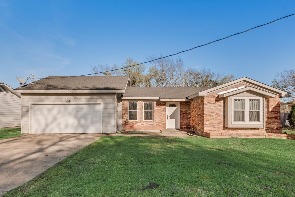 1303 S Medora Street, Terrell, TX 75160