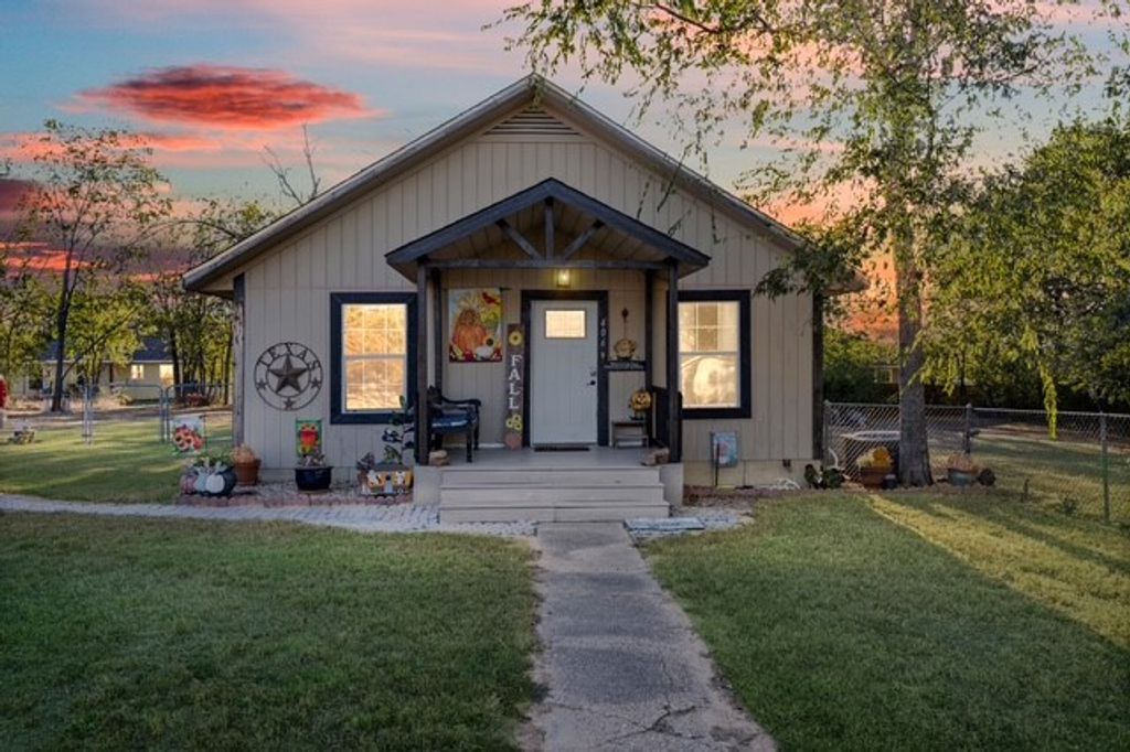 406 S LLano Street, Whitney, TX 76692