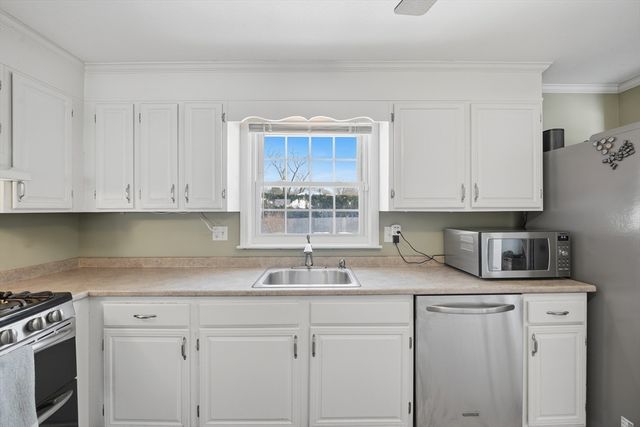 86 Oak Ln, Agawam, MA 01030
