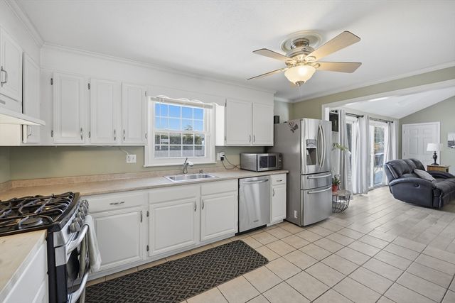 86 Oak Ln, Agawam, MA 01030
