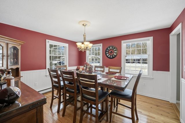 86 Oak Ln, Agawam, MA 01030