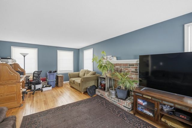 86 Oak Ln, Agawam, MA 01030