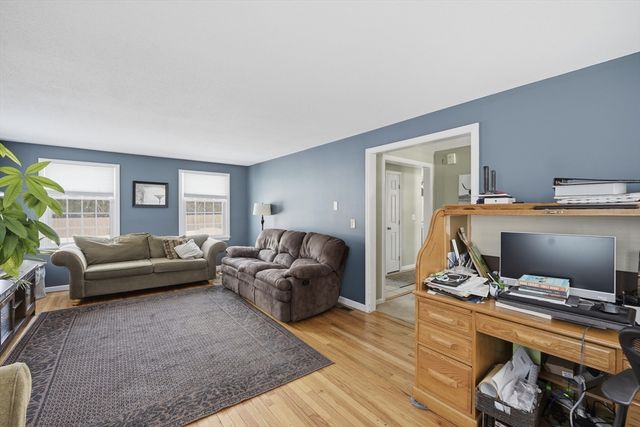 86 Oak Ln, Agawam, MA 01030