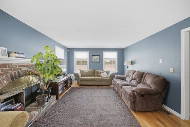 86 Oak Ln, Agawam, MA 01030