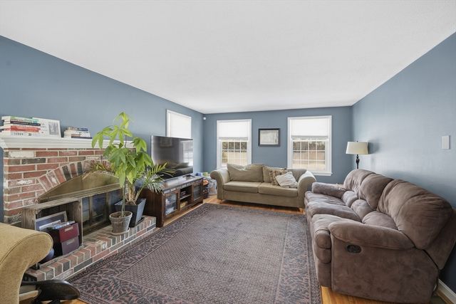86 Oak Ln, Agawam, MA 01030