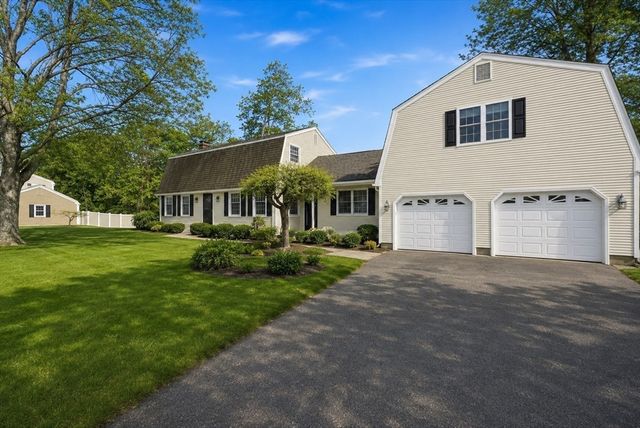 86 Oak Ln, Agawam, MA 01030