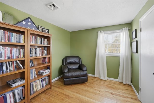 86 Oak Ln, Agawam, MA 01030