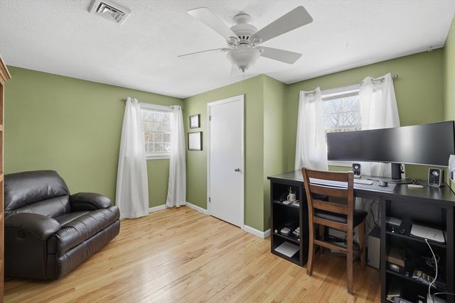 86 Oak Ln, Agawam, MA 01030