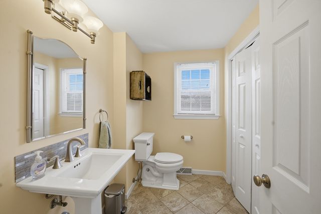 86 Oak Ln, Agawam, MA 01030