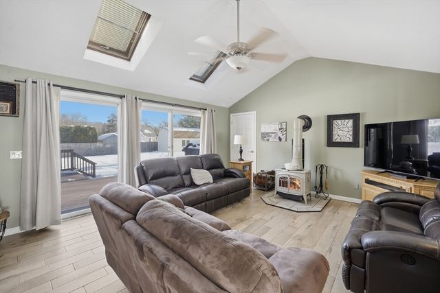 86 Oak Ln, Agawam, MA 01030