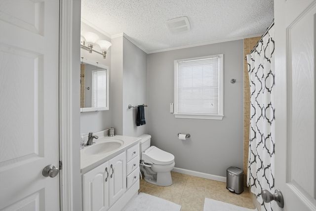 86 Oak Ln, Agawam, MA 01030