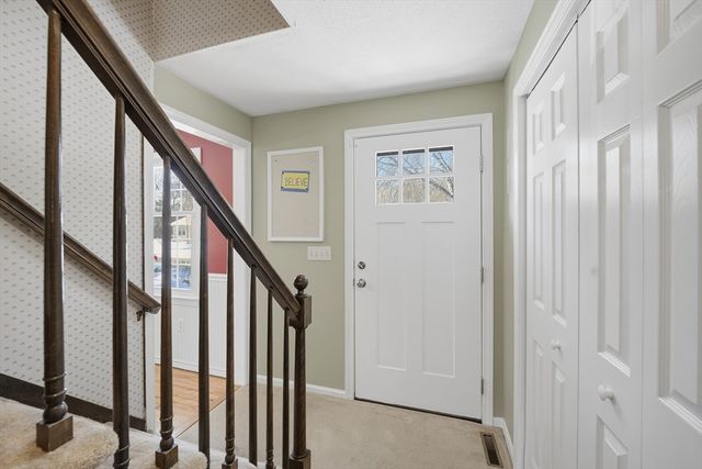 86 Oak Ln, Agawam, MA 01030