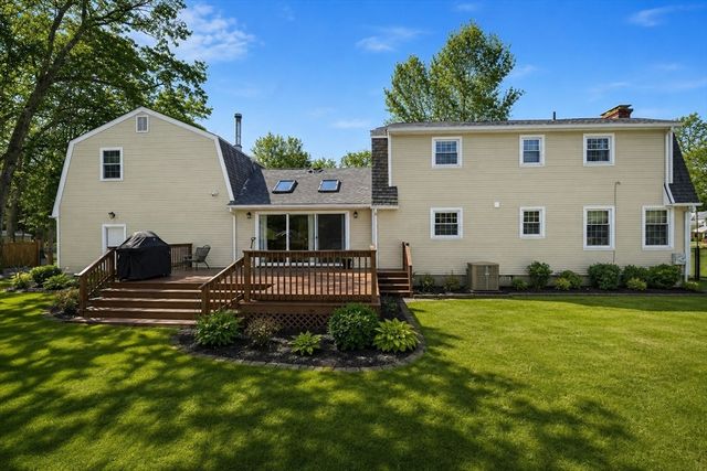 86 Oak Ln, Agawam, MA 01030