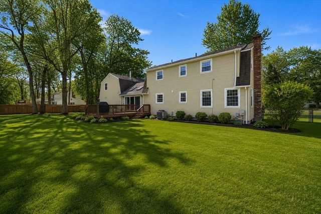 86 Oak Ln, Agawam, MA 01030