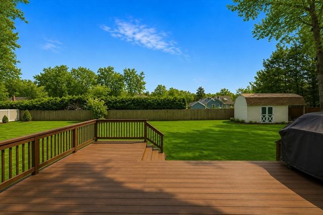 86 Oak Ln, Agawam, MA 01030