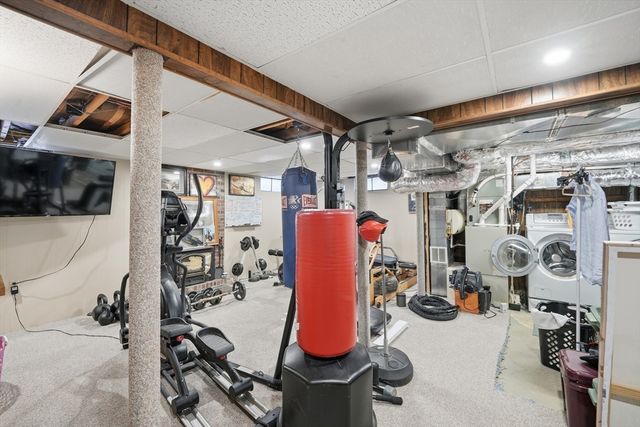 86 Oak Ln, Agawam, MA 01030
