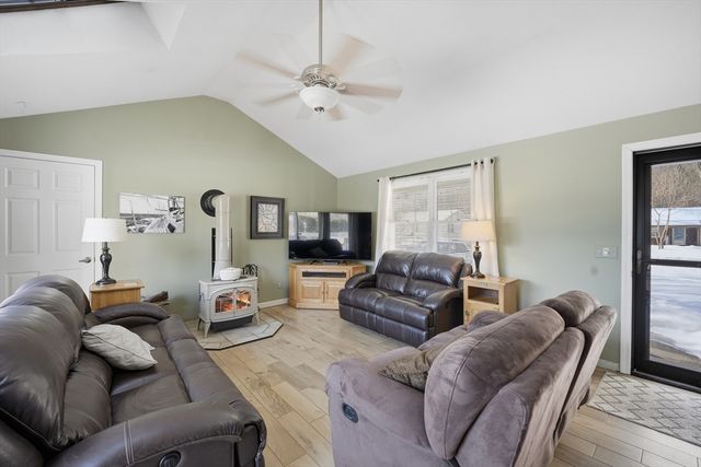 86 Oak Ln, Agawam, MA 01030